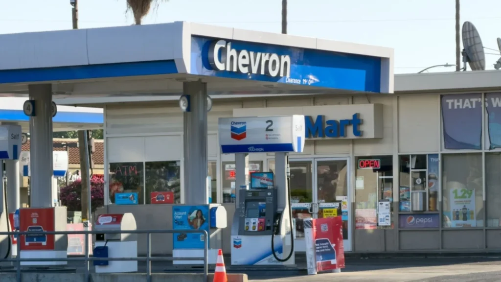 Estaci&oacute;n de servicio Chevron con tienda Mart y surtidores de combustible en operaci&oacute;n.