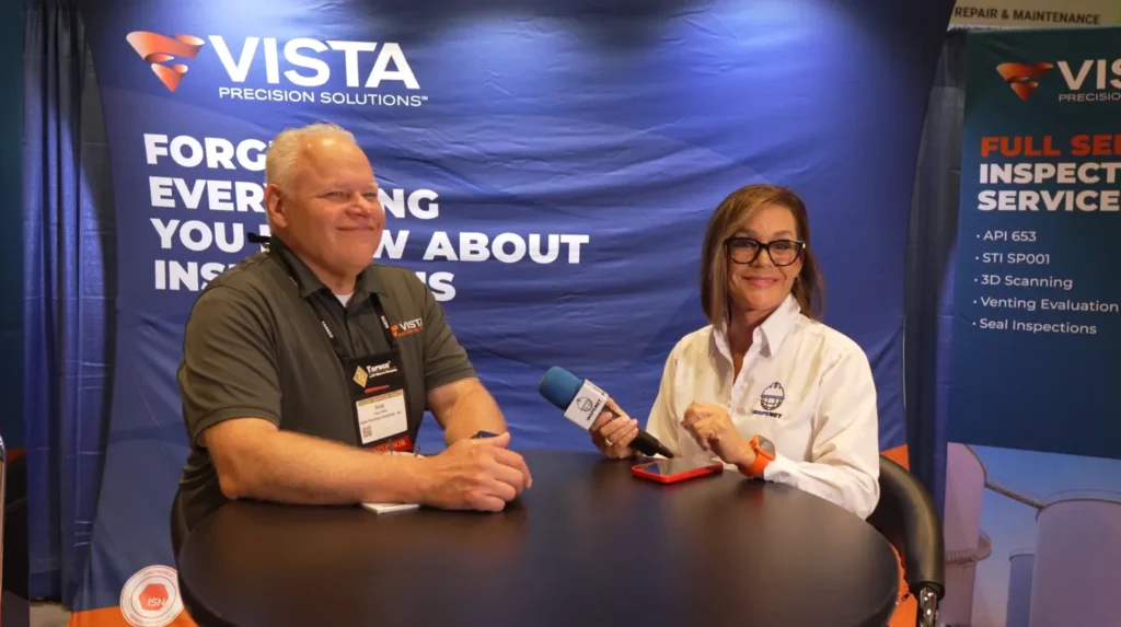 Entrevista sobre tanques de almacenamiento en el stand de Vista Precision Solutions durante NISTM 2026.