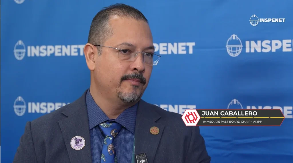 Juan Caballero de AMPP durante entrevista en conferencia industrial.