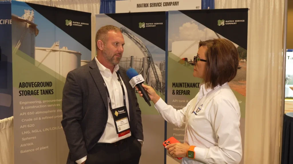 Entrevista sobre servicios de ingenier&iacute;a industrial a Shane Bowen de Matrix Service Company en evento NISTM.