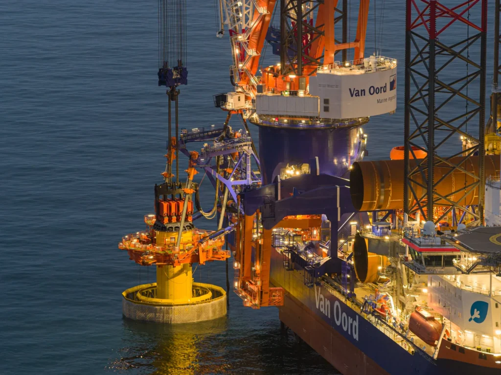 Instalaci&oacute;n de monopilotes offshore con buque Boreas de Van Oord en parque e&oacute;lico marino.