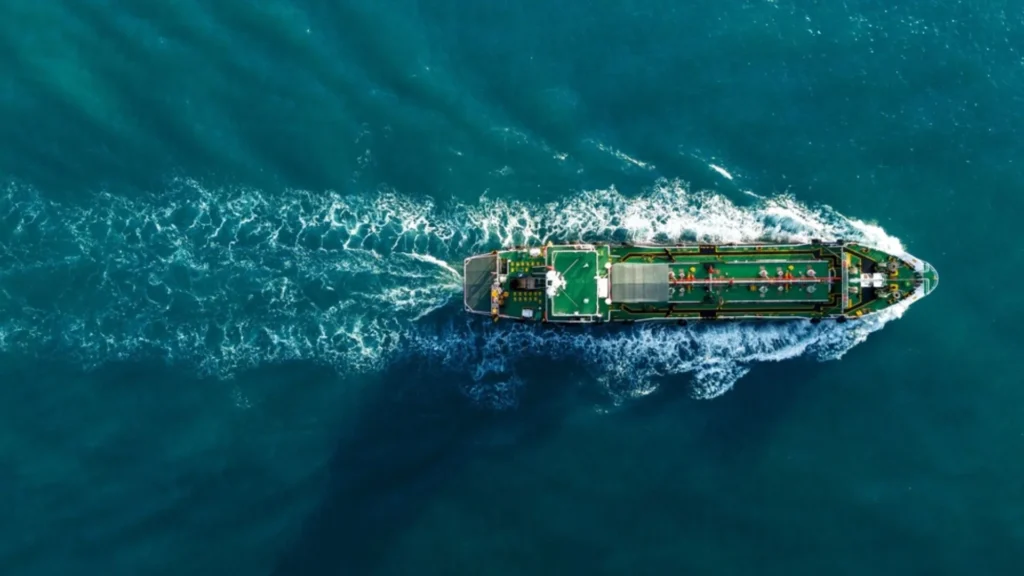 Buque petrolero navegando en el Estrecho de Ormuz con rutas de petr&oacute;leo y gas en contexto de seguridad energ&eacute;tica.