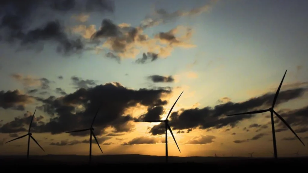 TotalEnergies proyecto e&oacute;lico en Kazajist&aacute;n con aerogeneradores al atardecer.