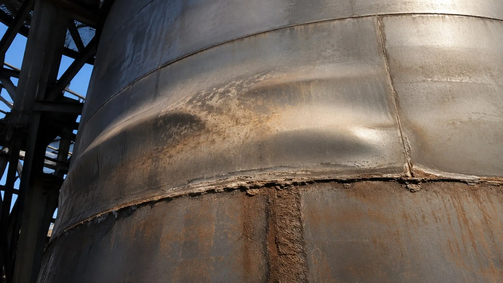 Deformación tipo bulging y daño por fatiga térmica en un tambor de coque industrial.
