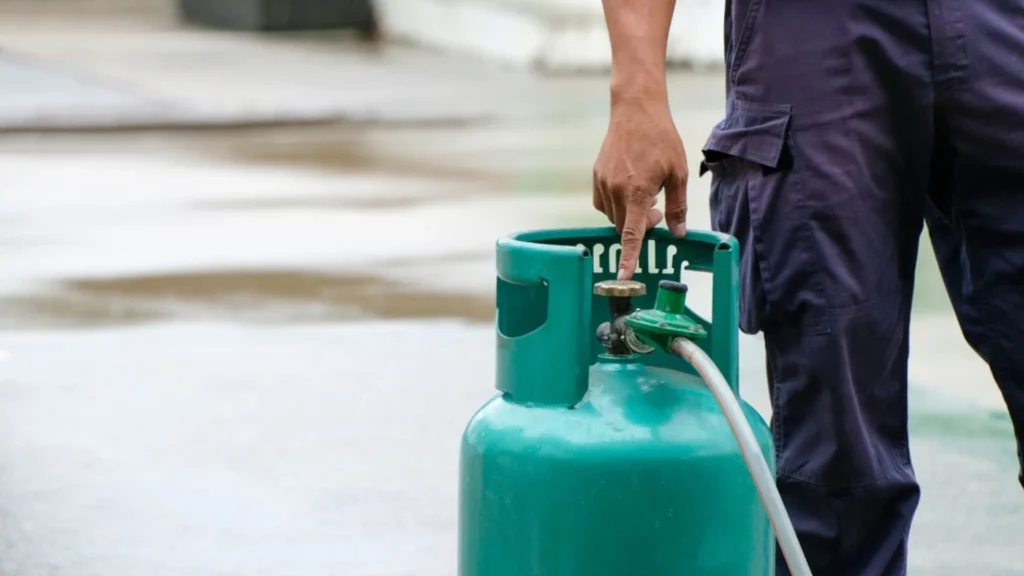 Reserva de gas doméstico en Australia con cilindro de suministro de gas utilizado para distribución energética local.