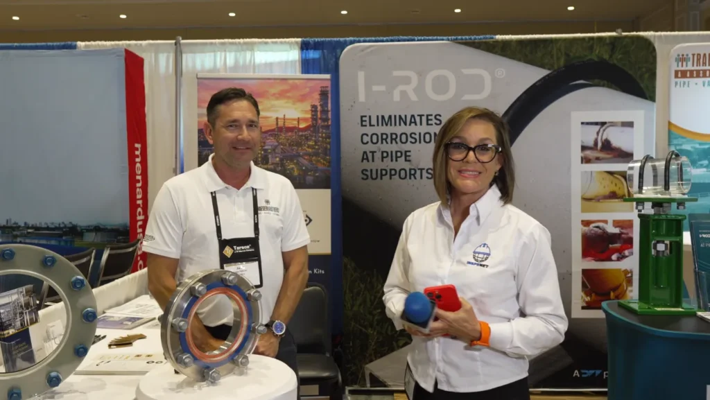 Sellado industrial en exposici&oacute;n NISTM con sistema de brida y junta mostrado por expertos.
