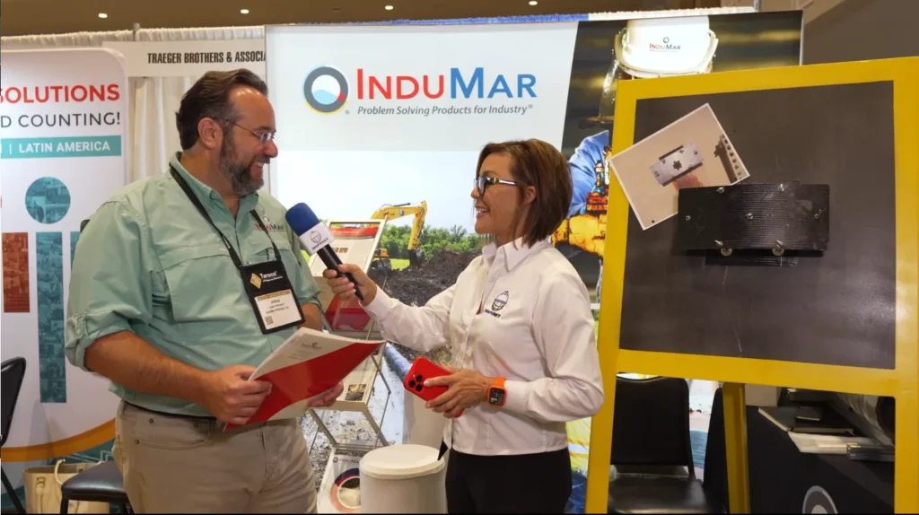 Entrevista sobre tuber&iacute;as industriales en el stand de InduMar durante NISTM 2026.