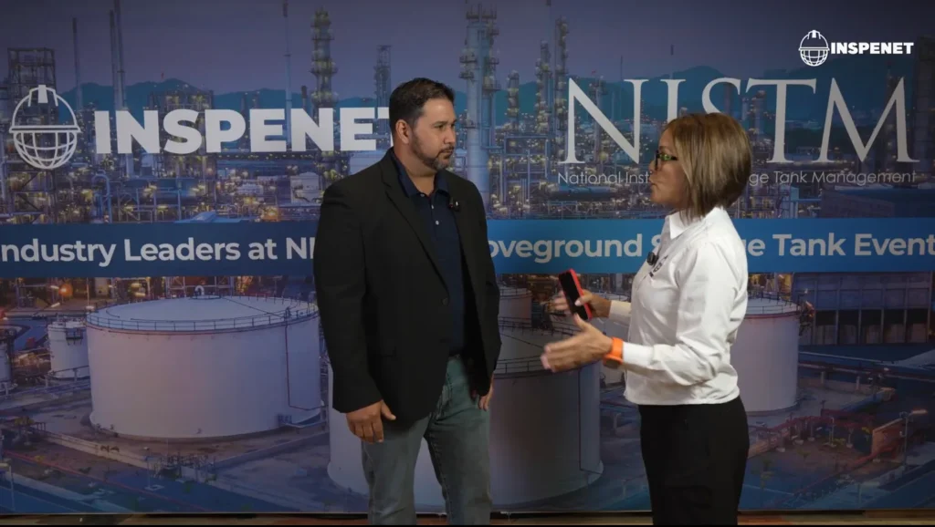Entrevista durante evento industrial de Inspenet sobre almacenamiento y servicios ambientales.