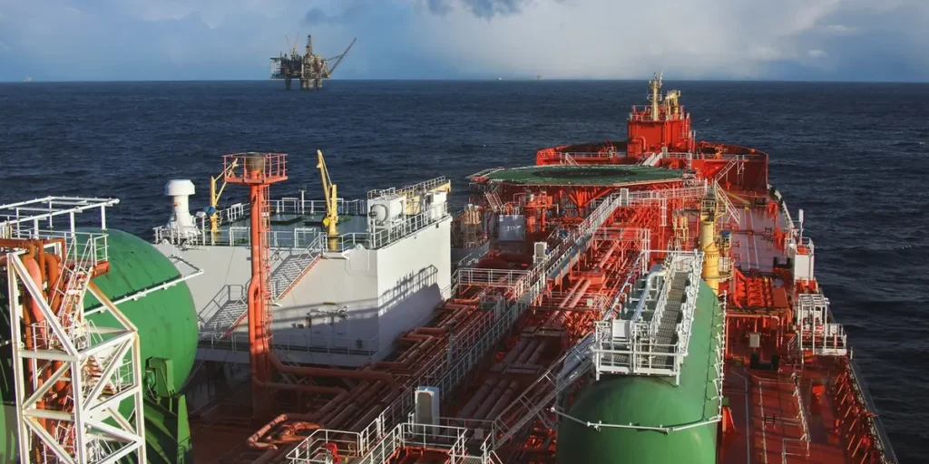 Buque petrolero en el yacimiento Gullfaks durante operaciones de transporte mar&iacute;timo en el Mar del Norte.