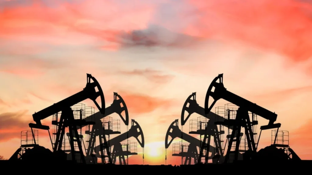 Producci&oacute;n de la OPEP afectada por la crisis energ&eacute;tica y el cierre del estrecho de Ormuz con bombas petroleras al atardecer.