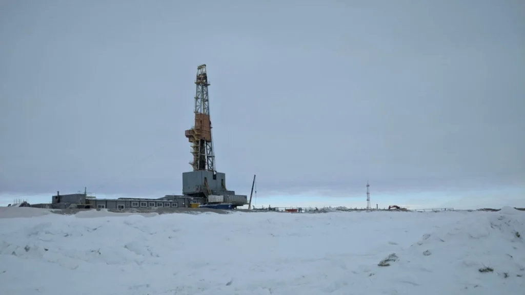 The Pikka Project in Alaska during the start of oil extraction, with a drilling rig situated on snow-covered terrain.