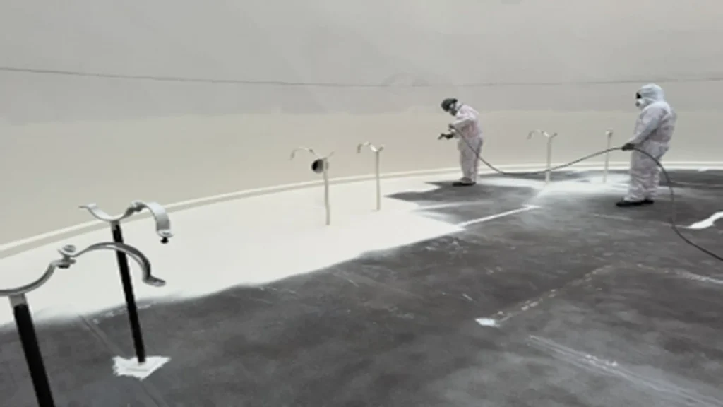 Coating application on the wall and floor of a storage tank. Saekaphen