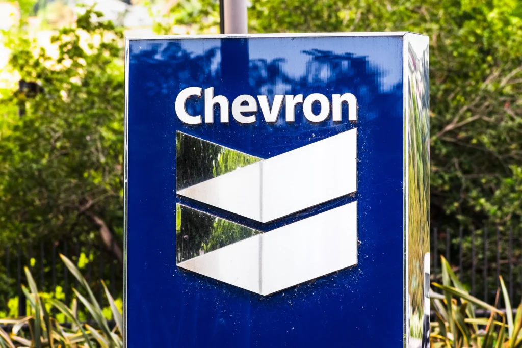 Proyecto Kilby: logotipo de Chevron en un letrero corporativo, empresa que desarrollar&aacute; una planta de gas natural para suministrar energ&iacute;a para inteligencia artificial en Texas.