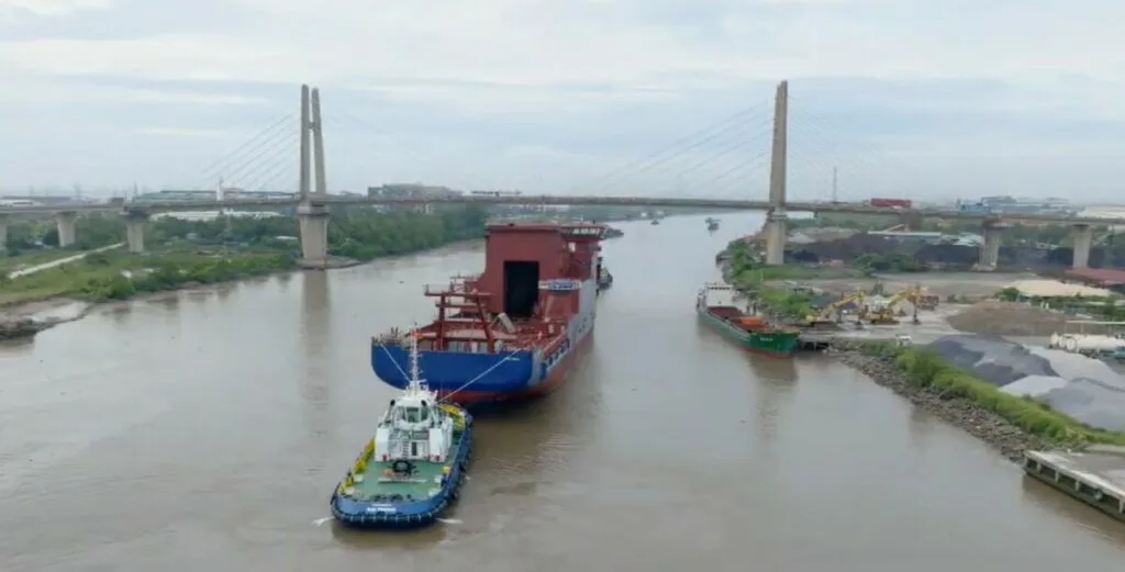 Rem Ocean during its transit from Vietnam to Norway following the delivery of the offshore vessel's hull.