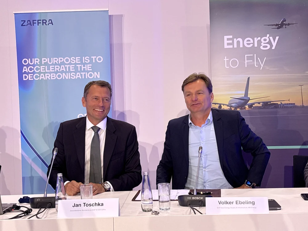 Representantes de Zaffra y MB Energy durante la firma del acuerdo para impulsar el desarrollo y la distribuci&oacute;n de eSAF en Europa.