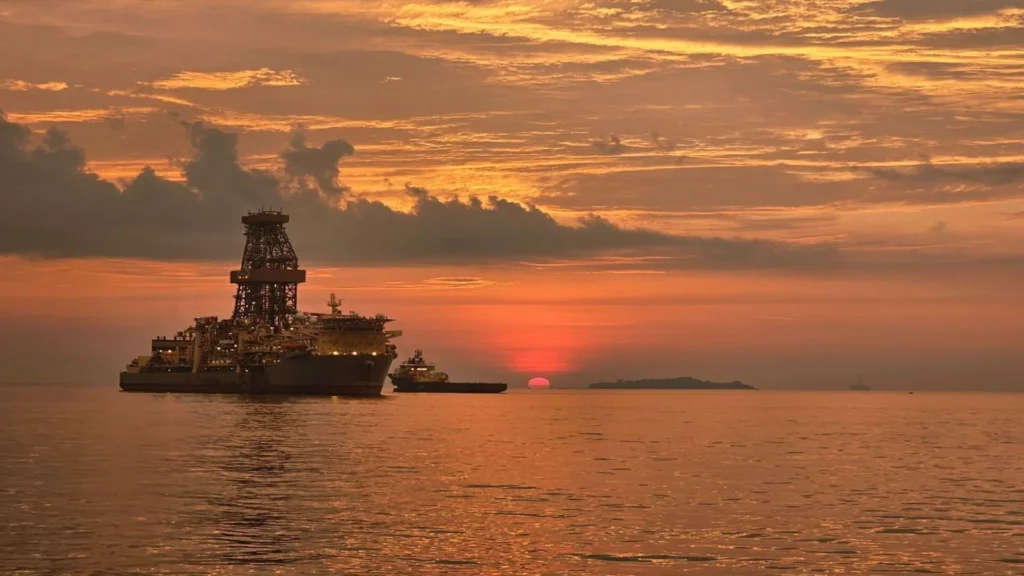 Buque de perforación de Noble Corporation durante una campaña offshore al atardecer.