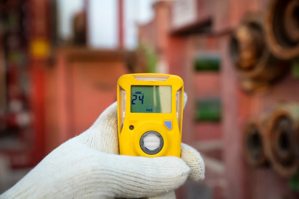 Detector port&aacute;til de sulfuro de hidr&oacute;geno (H2S) utilizado para monitorear la concentraci&oacute;n de gas t&oacute;xico en una instalaci&oacute;n industrial.