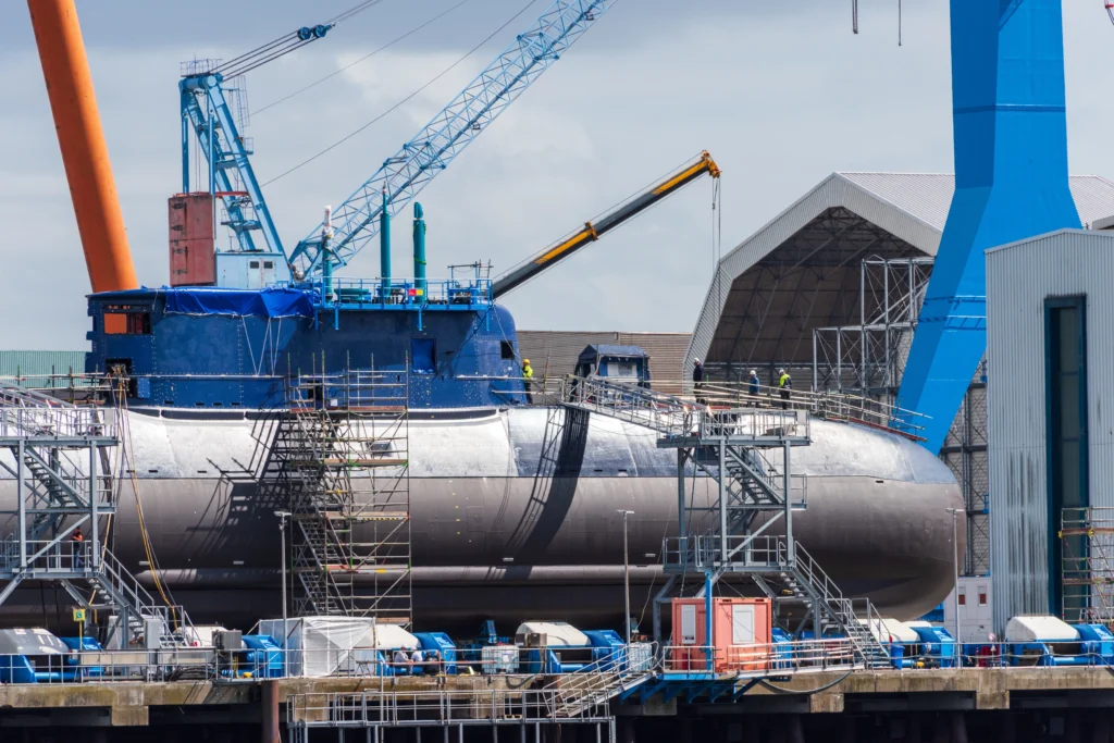 DOF Group ASA prepara un buque para trabajos de construcci&oacute;n submarina en un astillero como parte de operaciones offshore.