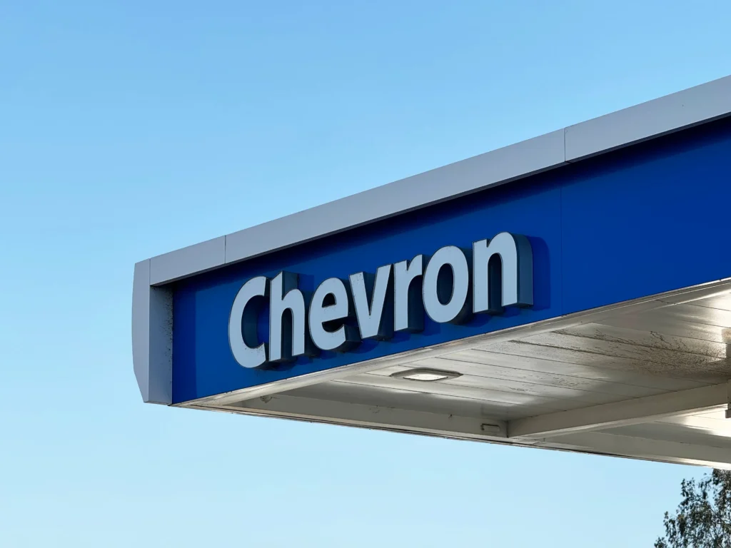 Letrero de Chevron en la marquesina de una estación de servicio bajo un cielo azul despejado.