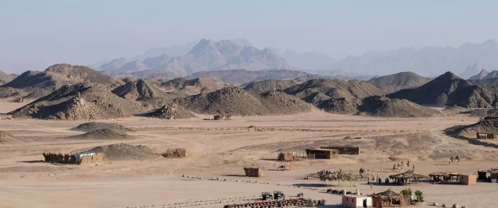 Egypt-Libya oil pipeline: desert landscape between mountains.
