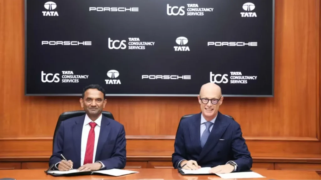 Porsche y TCS durante la firma de su acuerdo para ampliar el uso de inteligencia artificial en la compañía automotriz.