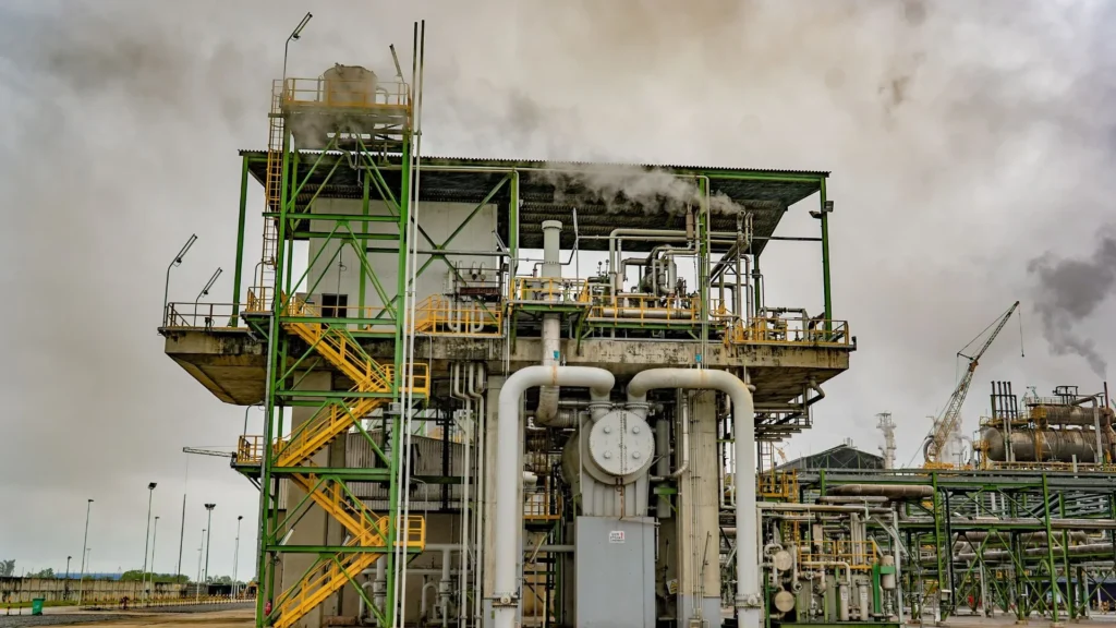 Refinería de Dangote con instalaciones de procesamiento de productos petrolíferos en Nigeria.