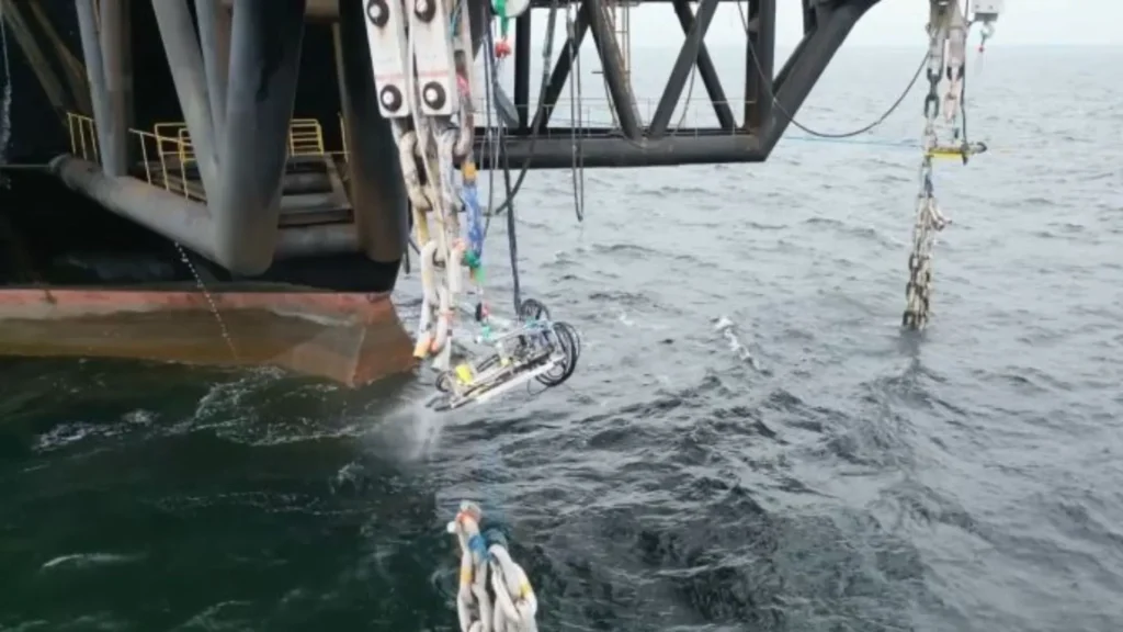 Decom Engineering cuts offshore mooring chains.