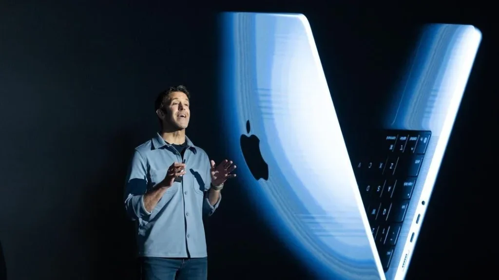 John Ternus, CEO de Apple, durante una presentación de MacBook.