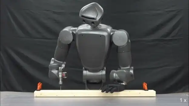Torobo El robot carpintero hecho en Japon que puede cortar y martillar la madera