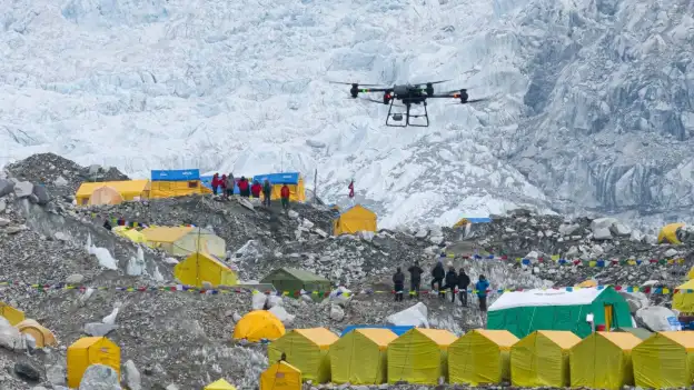 El dron DJI FlyCart 30 transporto basura y equipos en el Monte Everest 1